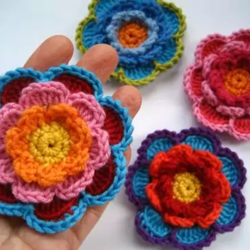 Top 10 haakpatronen augustus 2026: pompoenen, olifanten en de herfst die vroeg begon 5 Triple Layer Flower Haakpatroon Omslagfoto