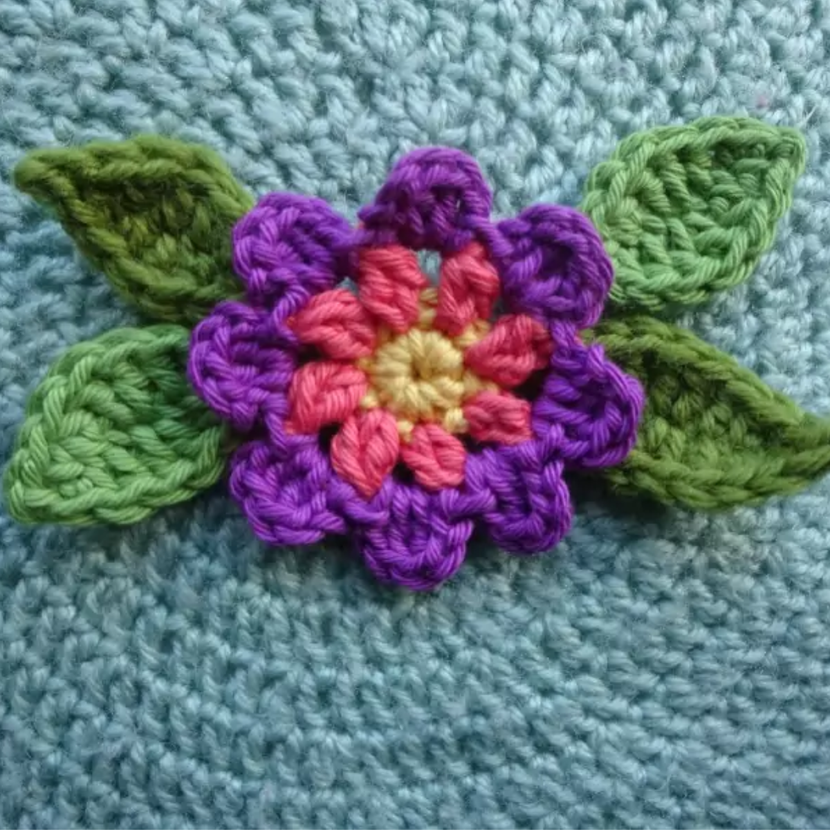 Gratis haakpatroon Flora - Gratis haakpatroon Bloem - Decoratie - Geschikt voor restjes garen, Stylecraft Special DK - haa...