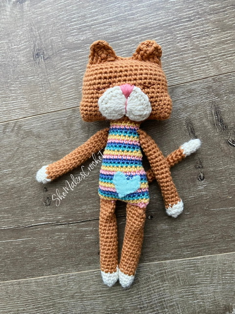 Lappenkat haakpatroon lappenpop kat She Makes Crochet zonder gezicht