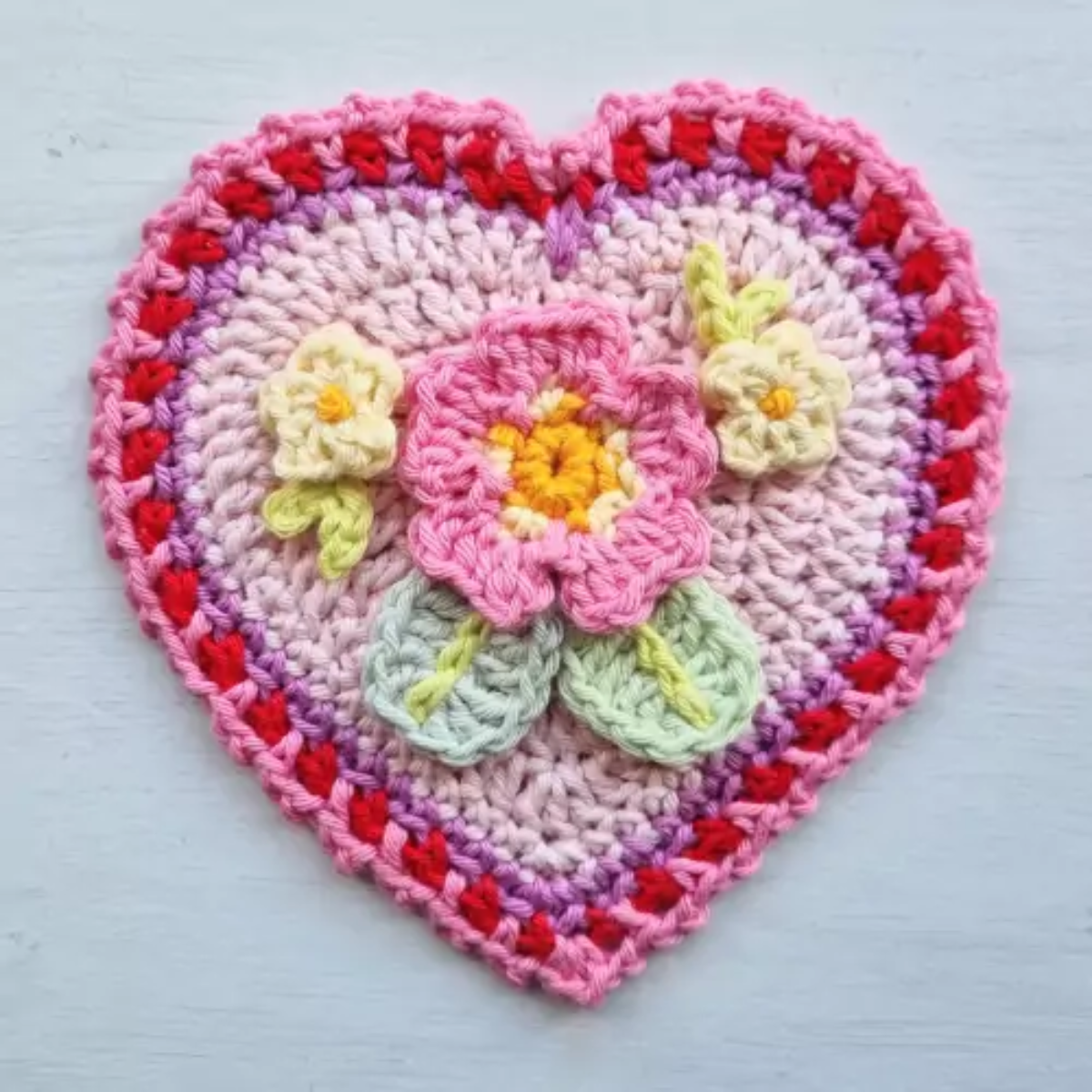 Gratis haakpatroon Een blij hart - Decoratie, Muurhanger - Geschikt voor restjes garen, Ricorumi DK - haaknaald 4 mm
