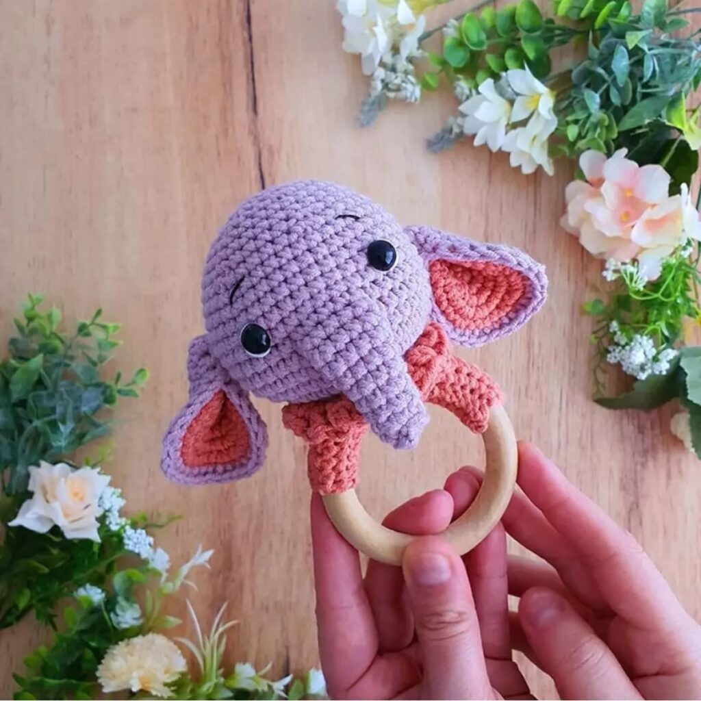 Gratis haakpatronen voor kinderen kiezen 4 olifant rammelaar Haakpatroon Omslagfoto
