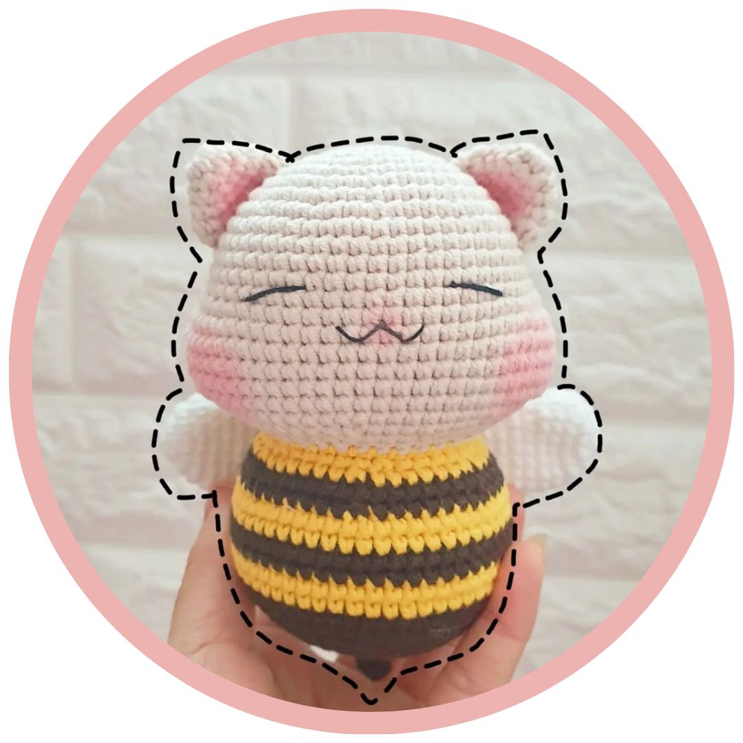 Poezen en Katten Haakpatronen 12 Roze cirkel met een gehaakte amigurumi in het midden met een poes hoofd en bij lichaam