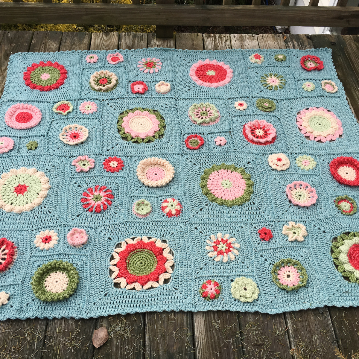 Gratis haakpatroon Bloementuin Deken - In elkaar zetten - Deken, Granny Square Dekens - Scheepjes Stonewashed XL - haaknaa...