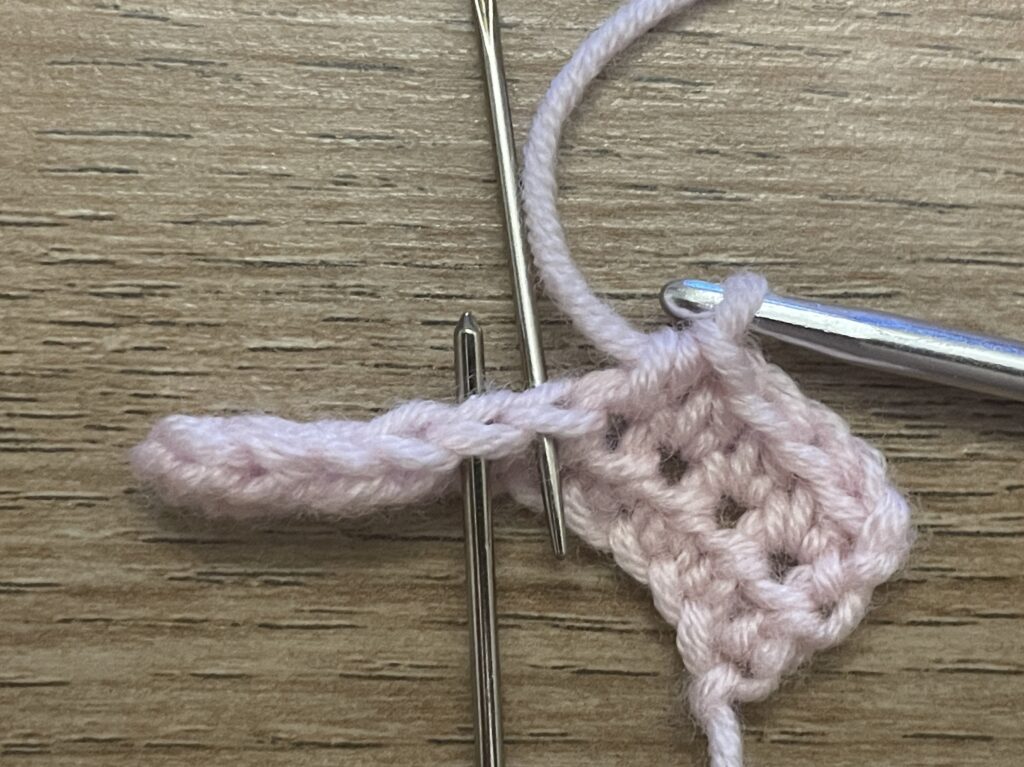 Halfstokjes minderen 2 Half stokje minderen stap 2