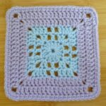 Mini Filet Kruis Haken 297 Gratis haakpatroon Mini Filet Kruis Haken - Granny Square - Geschikt voor restjes garen - haaknaald 4 mm