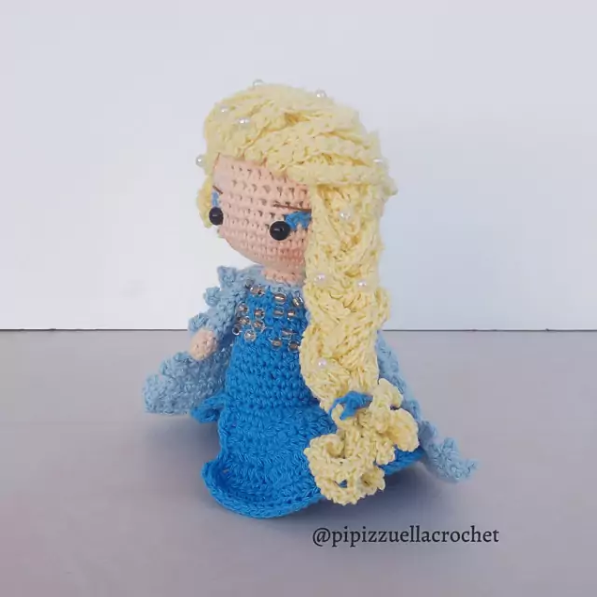 Elsa Haken: Zus Anna