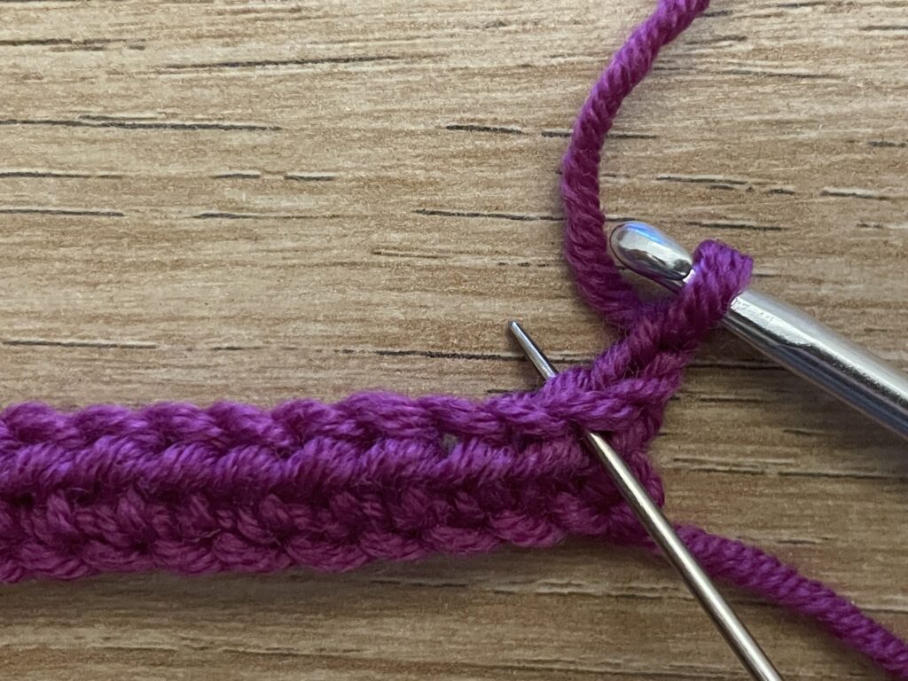 Halfstokjes in derde lus haken 11 Halfstokje in de derde lus stap 8a