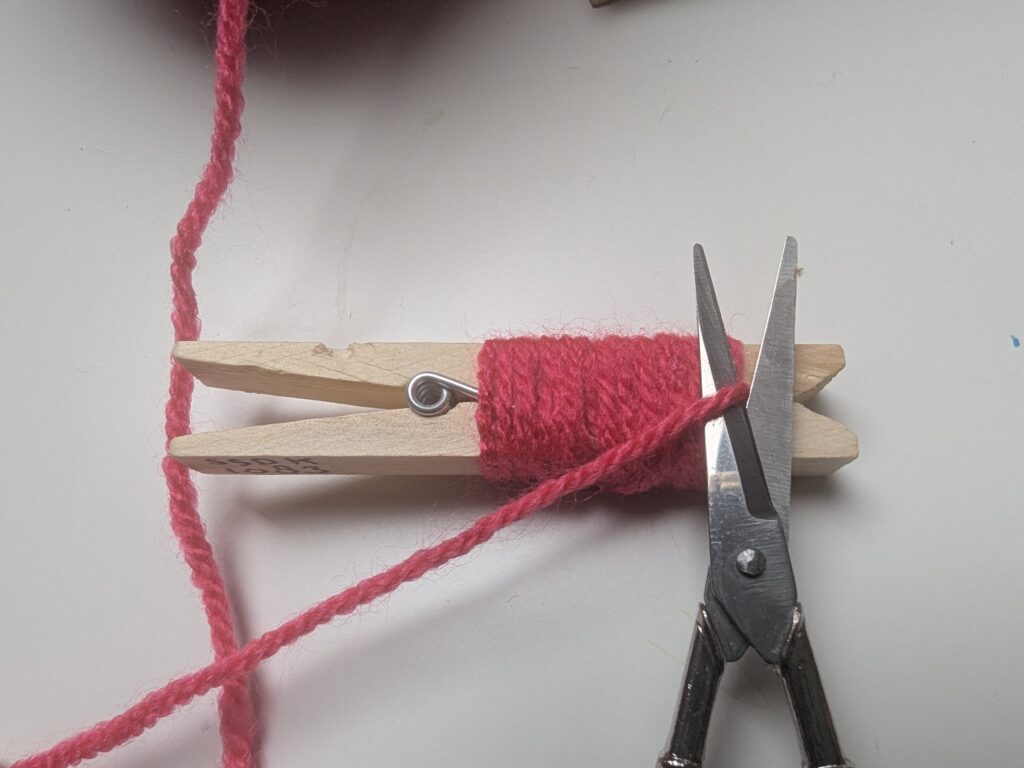 Hoe en waarom zou je garen wasknijpers maken? 19 PXL 20250528 123626997