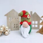 Haakpatroon Figgy de Feestelijke Tomte 102 Gratis haakpatroon Haakpatroon Figgy de Feestelijke Tomte - Amigurumi - Ricorumi DK - haaknaald 3.5 mm