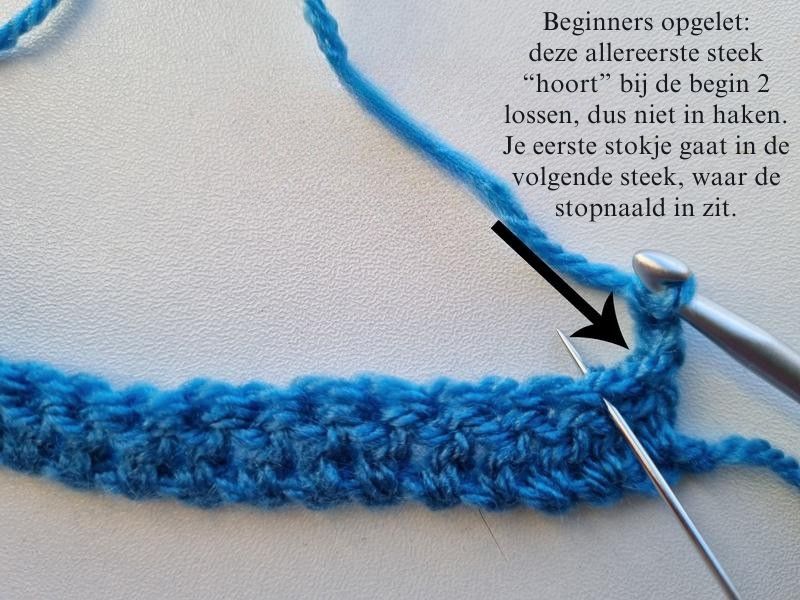 Beginners opgelet deze allereerste steek hoort bij de begin 2 lossen dus niet in haken. Je eerste stokje gaat in de volgende steek waar de stopnaald in zit
