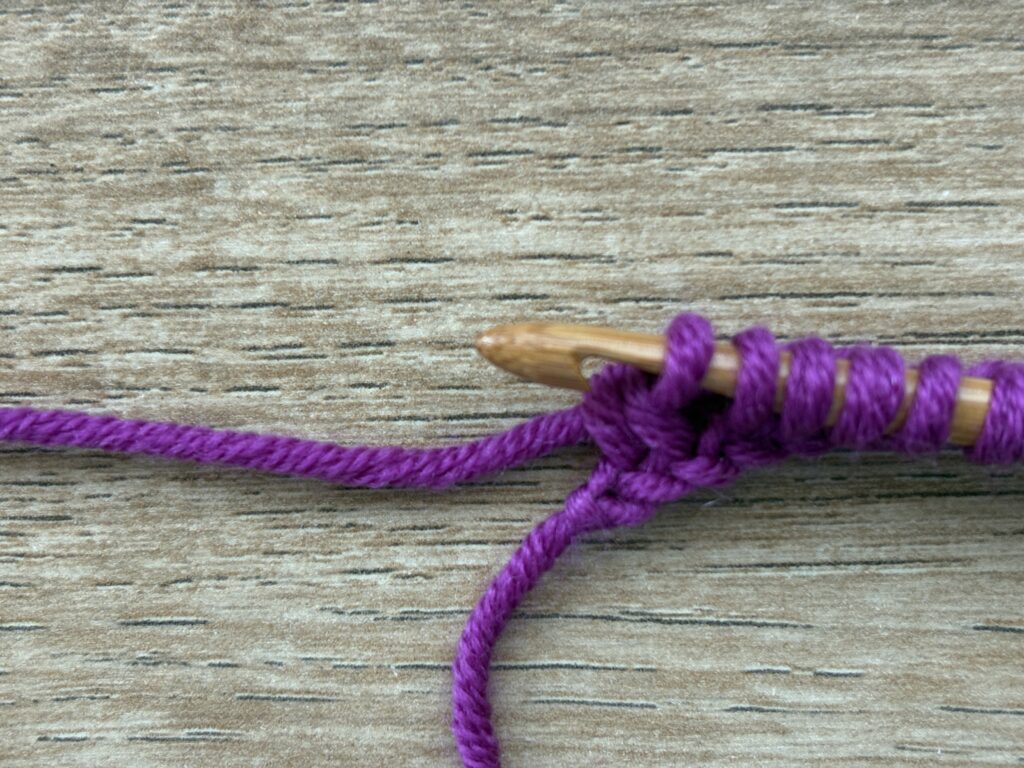 Tunisch entrelac met een twist steek 11 Tunisch Enterlac twist stap 6