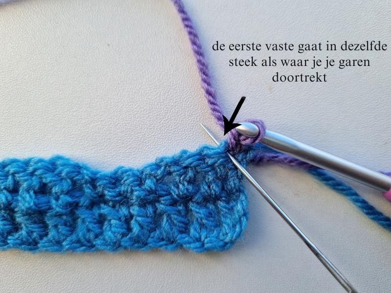 de eerste vaste gaat in dezelfde steek als waar je je garen doortrekt