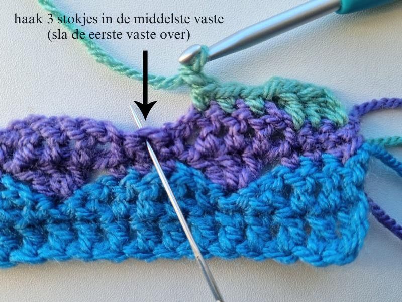 haak 3 stokjes in de middelste vaste sla de eerste vaste over 1