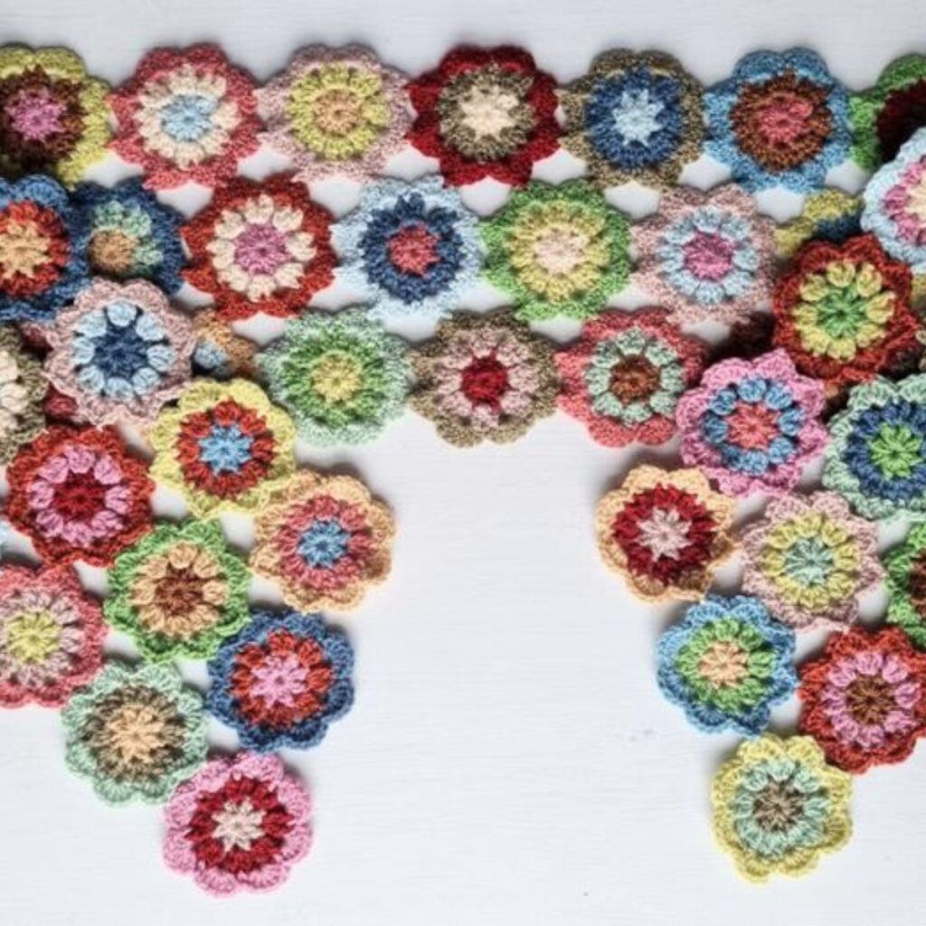 Planten haken: de leukste haakpatronen voor groen in huis 6 Gratis haakpatroon Bloemen Sjaal Haakpatroon - Accessoires, Sjaal - Stylecraft Special DK, Yarnsmith Create DK - haaknaald...