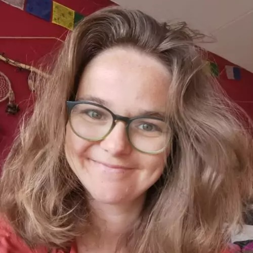 Een Mooi Gebaar 33 Iris headshot
