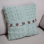 Gratis haakpatroon Patchwork Gevlochten Kussen: tijdloos haakwerk met een moderne twist - Kussen - Cygnet Chunky, Scheepje...