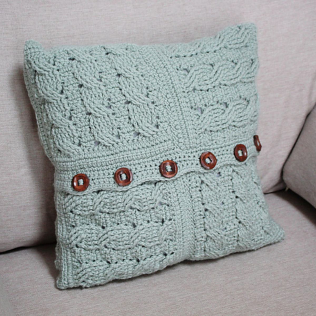 Patchwork Gevlochten Kussen: tijdloos haakwerk met een moderne twist